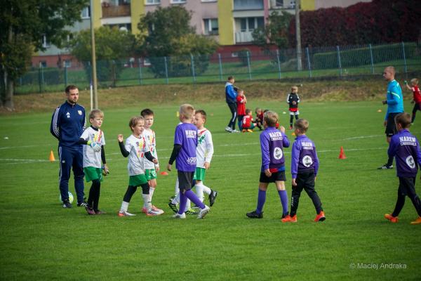 Dzieci U9 na zielonym boisku: ch